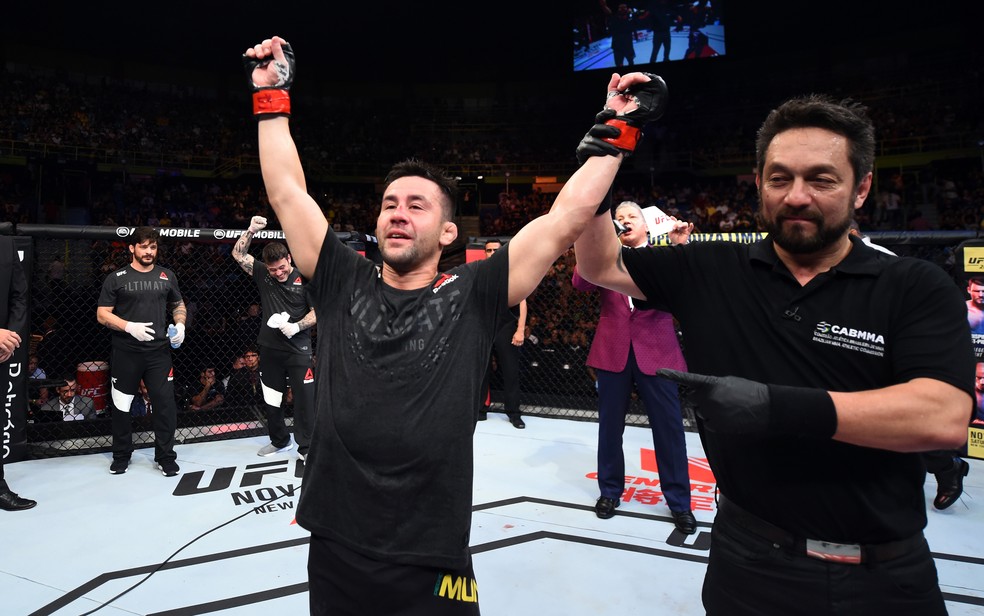Pedro Munhoz comemora a vitória sobre Rob Font por finalização no primeiro round no UFC São Paulo (Foto: Getty Images)