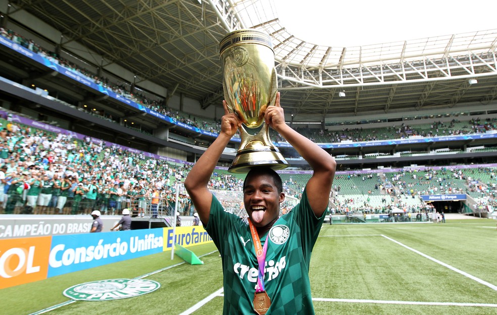 Endrick, do Palmeiras, com a taça da Copinha 2022 — Foto: Marcos Ribolli