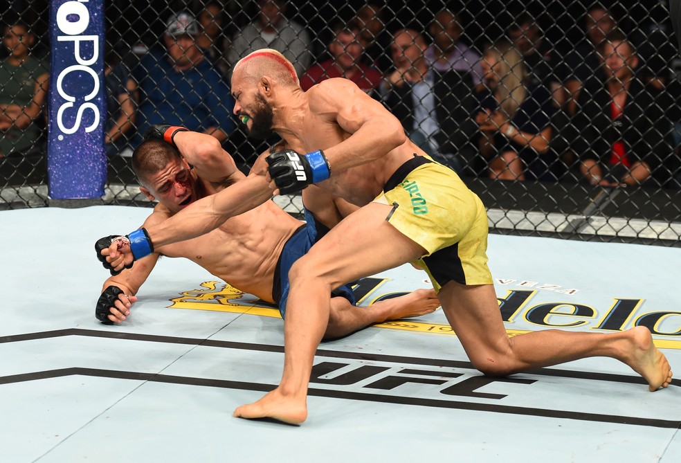 Deiveson Figueiredo nocateou John Moraga no segundo round no UFC Liconln (Foto: Josh Hedges/Zuffa LLC / Getty Images)