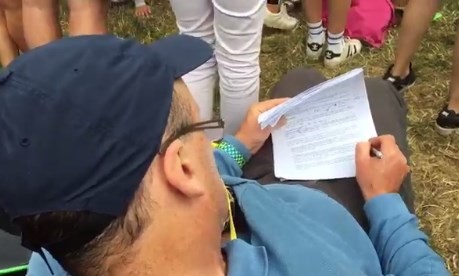 Professor corrige prova durante show de Liam Gallagher em Glastonbury