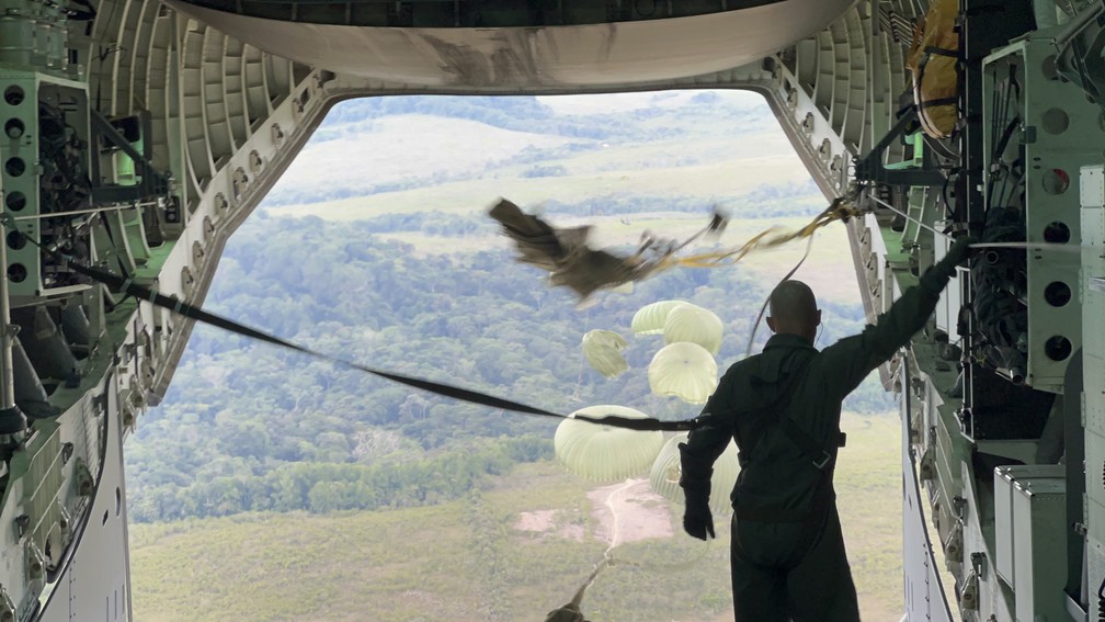 Alimentos são arremessados de paraquedas para pista em Surucucu, na terra Yanomami — Foto: Caíque Rodrigues/g1 RR