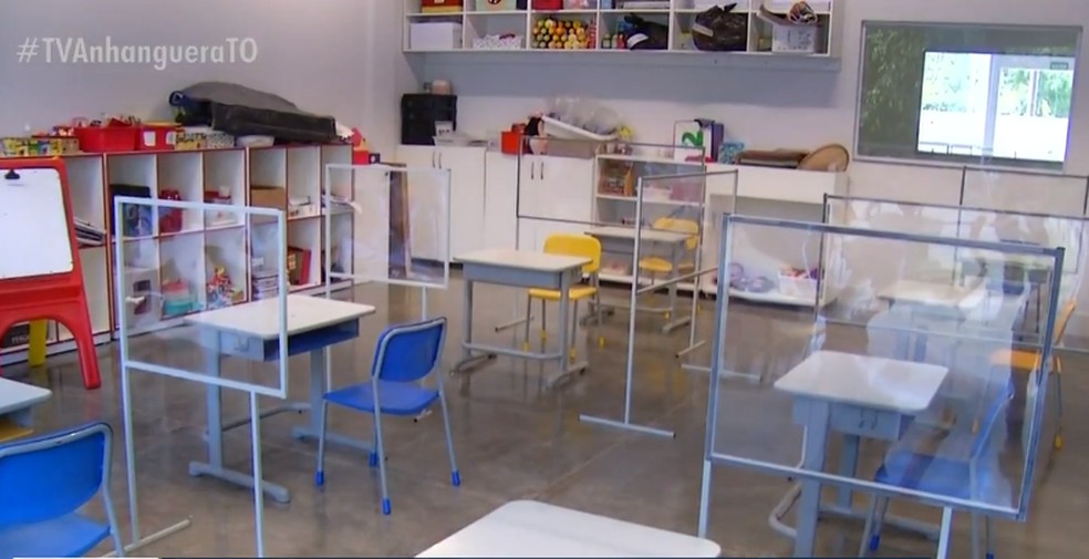 Estudantes de escola particular serão separados por painéis de acrílico — Foto: Reprodução/TV Anhanguera