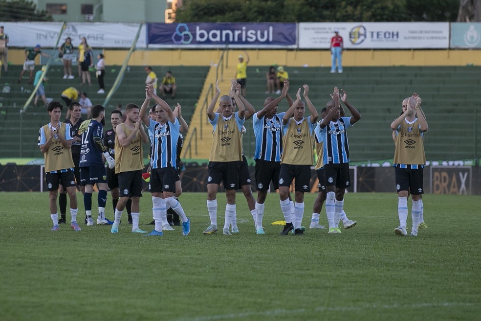 Jovens do Grêmio após empate com o Ypiranga — Foto: Liamara Polli/Grêmio Divulgação