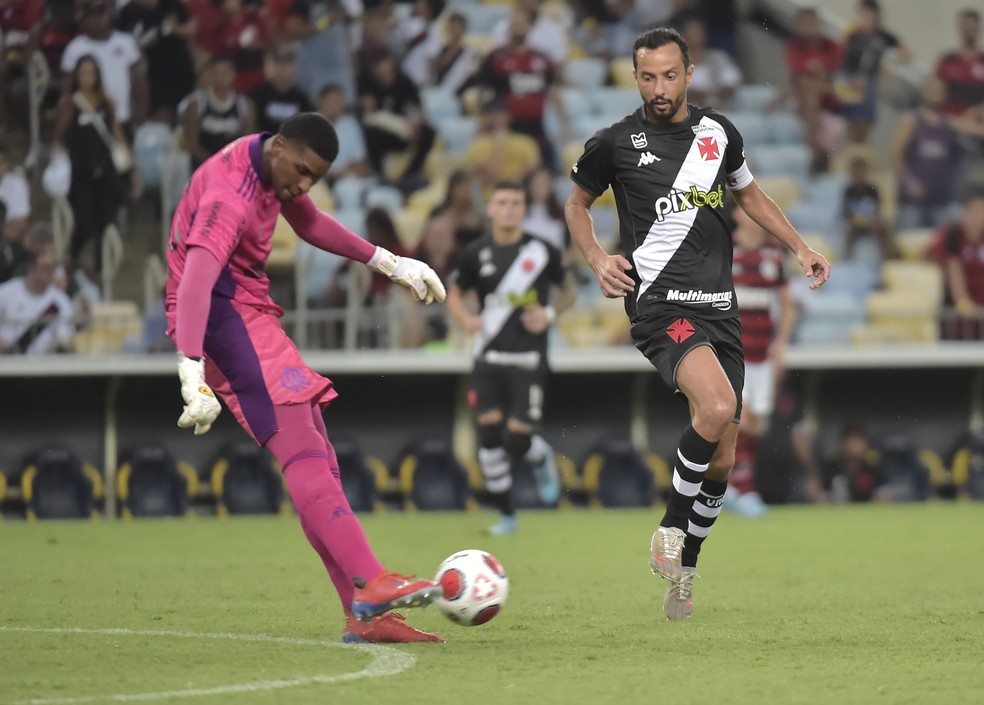 Hugo Souza e Nen� em Vasco x Flamengo na �ltima quarta-feira � Foto: Andr� Dur�o/ge