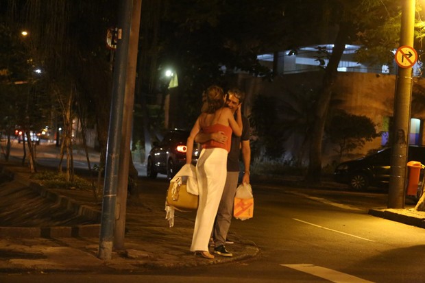William Bonner passeia com a namorada, Natasha Dantas, o filho, Vinícius Bonemer e a nora (Foto: Thiago Martins/AgNews)