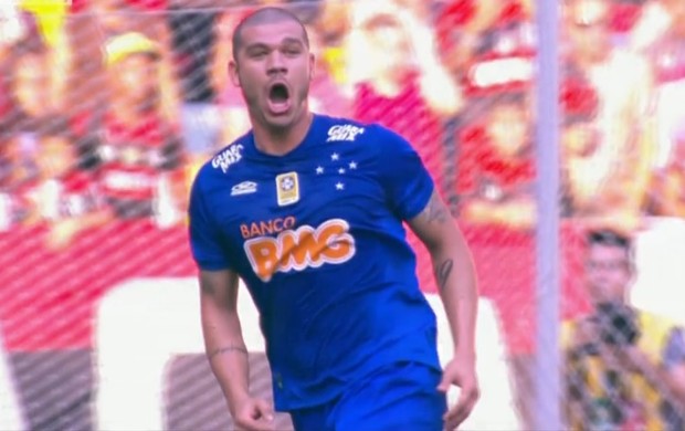 Nilton comemora gol do Cruzeiro no Flamengo que não aconteceu.