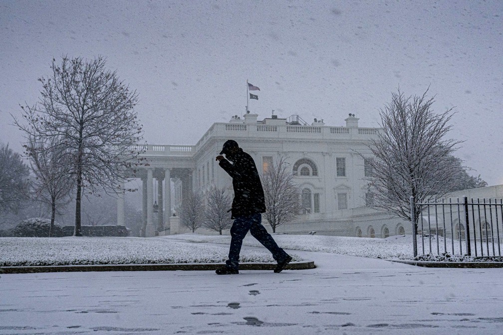 Uma pessoa é vista em frente à Casa Branca, em Washington, nos EUA, durante nevasca nesta segunda-feira (3) — Foto: Andrew Harnik/AP
