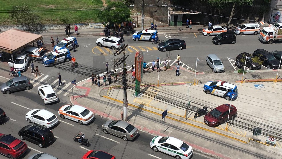 Suspeitos fugiram de abordagem e bateram em ponto de táxi  — Foto: Internauta