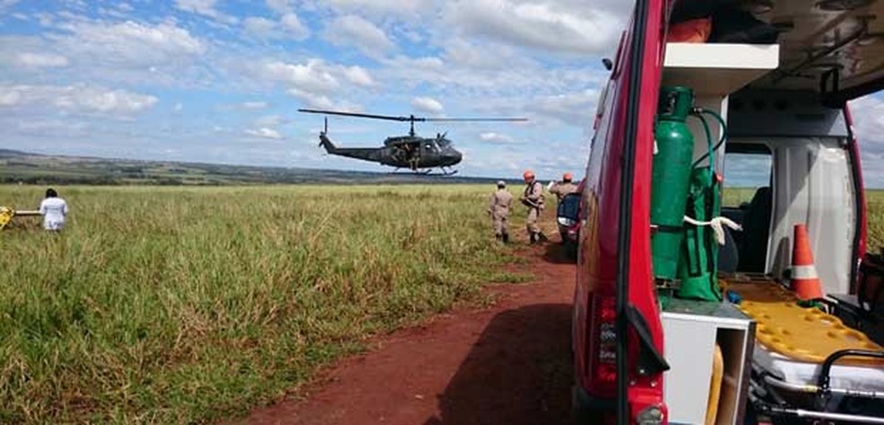 Helicóptero foi usado no resgate de feridos; copiloto foi levado para UPA. — Foto: Corpo de Bombeiros/Divulgação