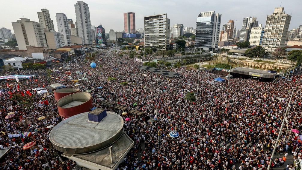 Foto aÃ©rea mostra manifestaÃ§Ã£o contra o candidato Jair Bolsonaro no Largo da Batata, na zona oeste de SÃ£o Paulo â€” Foto: Miguel Schincariol/AFP