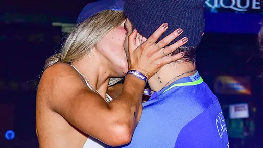 Caio Castro e Daiane de Paula se beijam após jogo