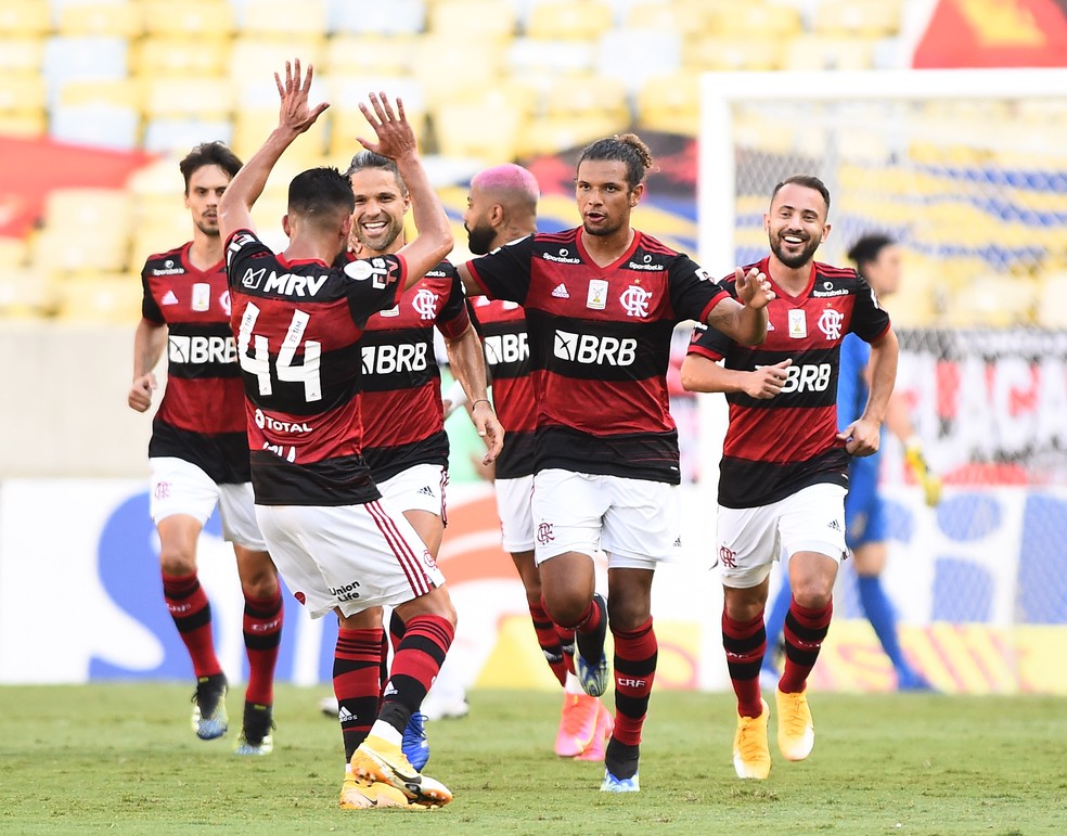 Willian Arão começou o jogo como zagueiro e terminou como volante — Foto: André Durão