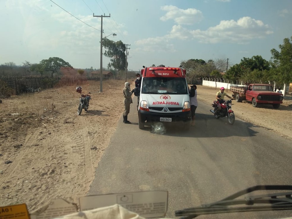 Profissionais da saúde em Ambulância do Serviço de Atendimento Móvel de Urgência (Samu) dando apoio aos moradores  — Foto: Divulgação/Corpo de Bombeiros