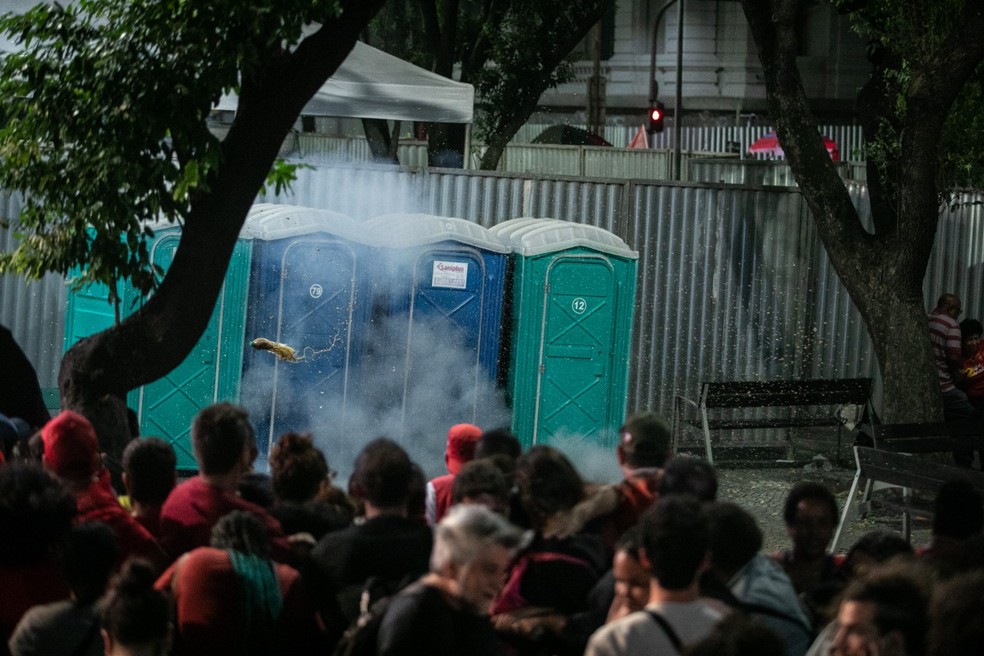 Recipiente com urina e explosivos explodiu prÃ³ximo ao pÃ­blico que acompanhava o ato na CinelÃ¢ndia, no Centro do Rio â Foto: Brenno Carvalho / AgÃªncia O Globo