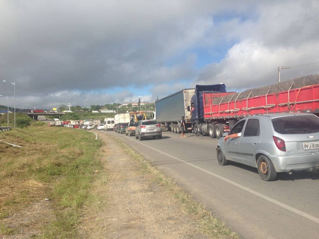 Fila de carros é formada durante protesto de caminhoneiros na BR-104, em Caruaru