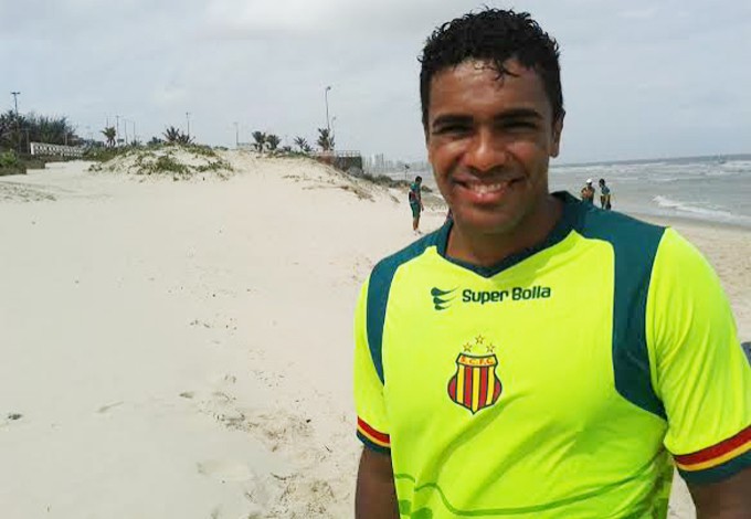 Paulo Ricardo esteve trabalhando parte física nesta terça na praia (Foto: Afonso Diniz/GloboEsporte.com)