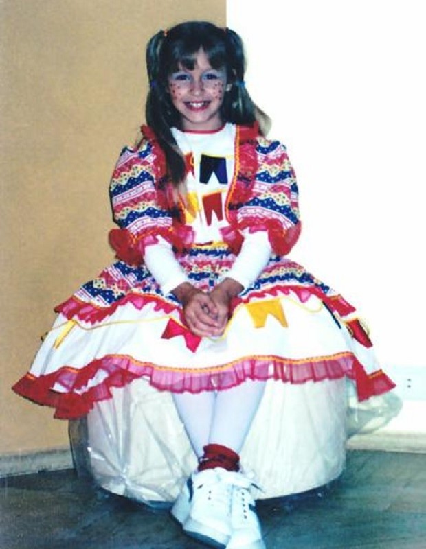 Com vestido de bandeirinhas, Carla Diaz em festa junina na infância (Foto: Reprodução/Instagram)