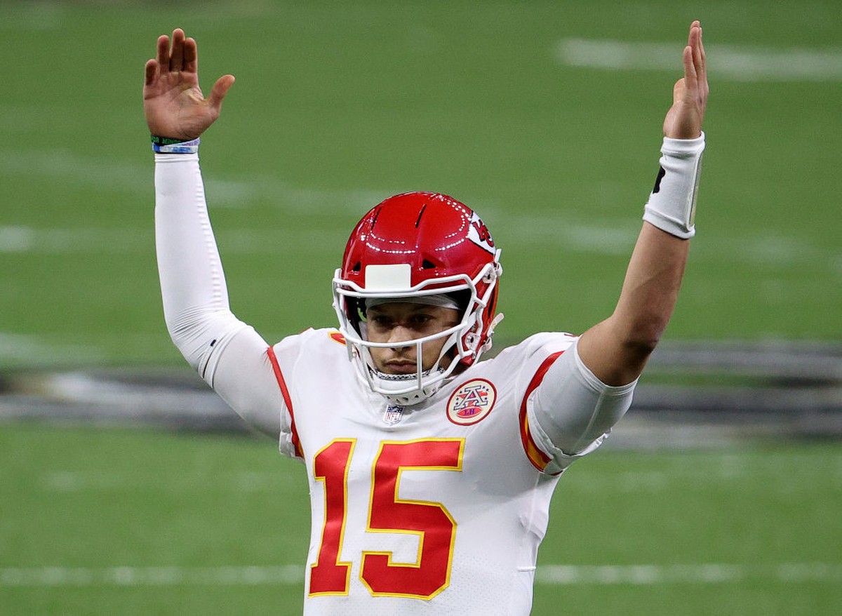 Mahomes lança três touchdowns e comanda a vitória do Chiefs sobre o New