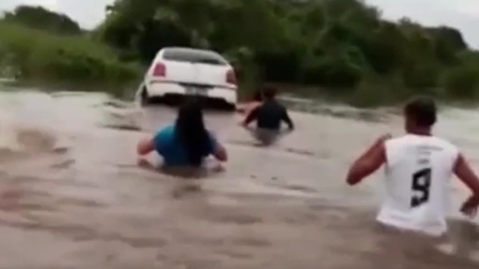 Motorista grita por socorro e é resgatado de carro levado por correnteza no Ceará — Foto: TV Verdes Mares/Reprodução