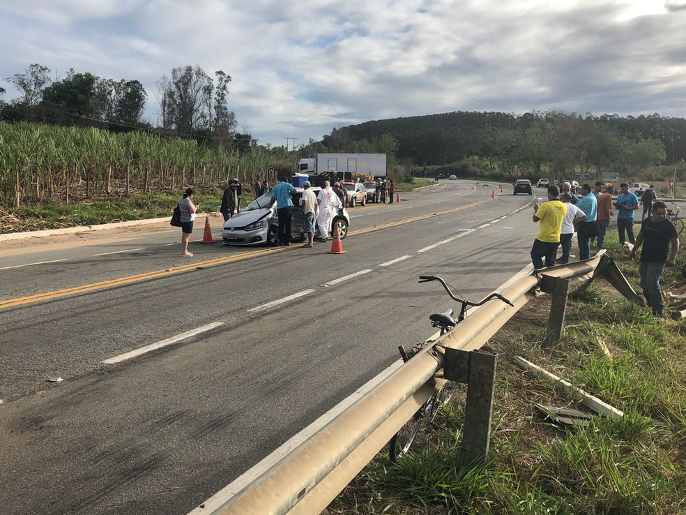 Motorista perdeu controle do carro e bateu em um caminhão na BR 458, em Ipaba (Foto: Enzio Nazaré/Arquivo Pessoal)