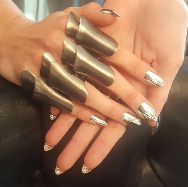 As unhas caríssims de Gigi Hadid (Foto: Instagram/Reprodução)