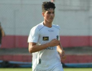 Jovem volante Eliezer, de 18 anos, fez seu terceiro jogo como profissional (Foto: Henrique Montovanelli/Desportiva Ferroviária)