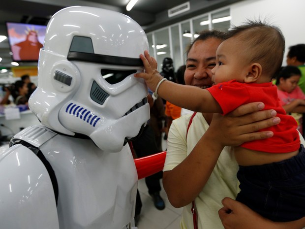 Um fã da saga 'Star Wars' se veste de Stormtrooper para celebrar o Dia do Star Wars em Bangkok, na Tailândia (Foto: REUTERS/Chaiwat Subprasom)
