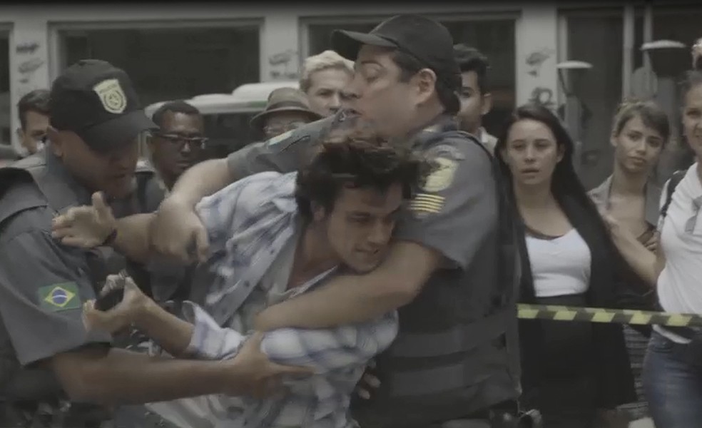 Ele acaba indo preso! — Foto: TV Globo