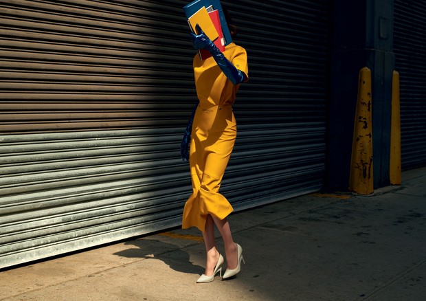 Blusa e saia, ambas Calvin Klein. Luvas, Wing & Weft Gloves (Foto: Gui Paganini)