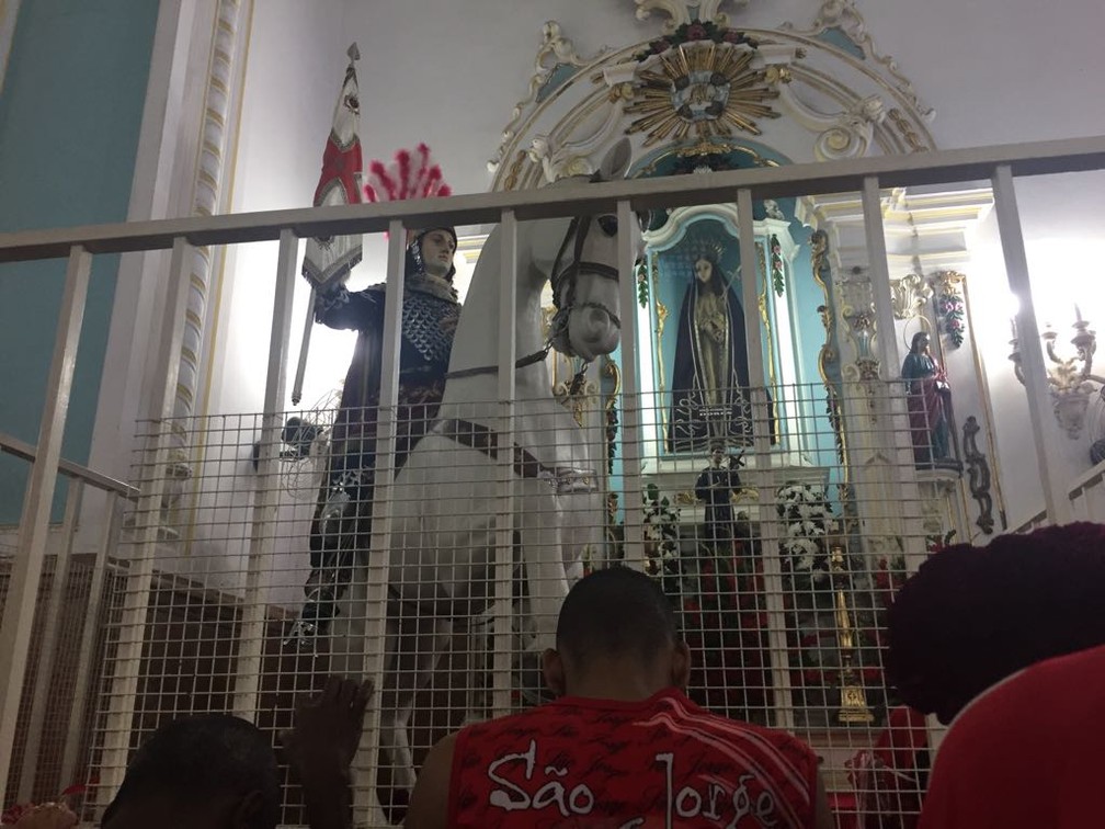 Fiéis homenagearam São Jorge em na igreja do Centro do Rio. (Foto: Cristina Boeckel/ G1)