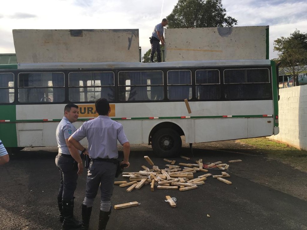 Ônibus lotado de maconha foi apreendido pela Polícia Rodoviária — Foto: João Alberto Pedrini/G1