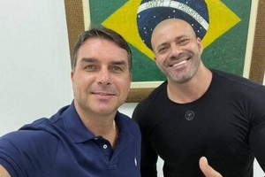 Flávio Bolsonaro posta mensagem de apoio a Daniel Silveira 