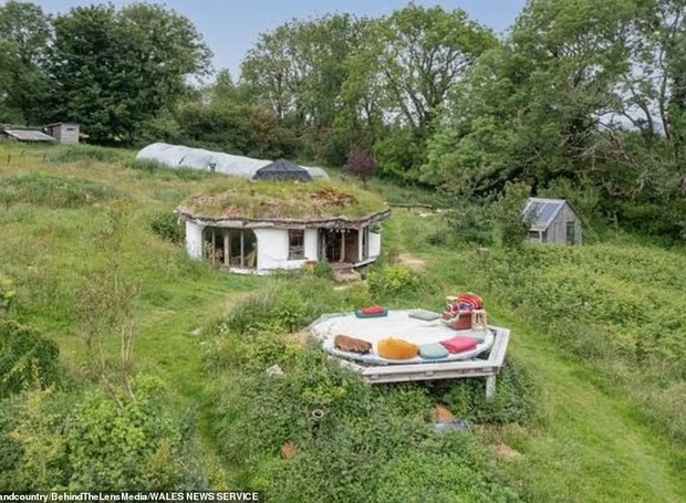 Casa Hobbit na Inglaterra (Foto: Reprodução / DailyMail)