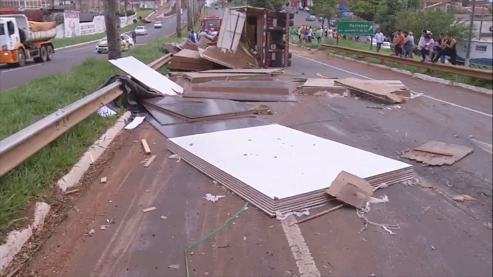 Veículo estava carregado com madeira — Foto: Reprodução/TV TEM