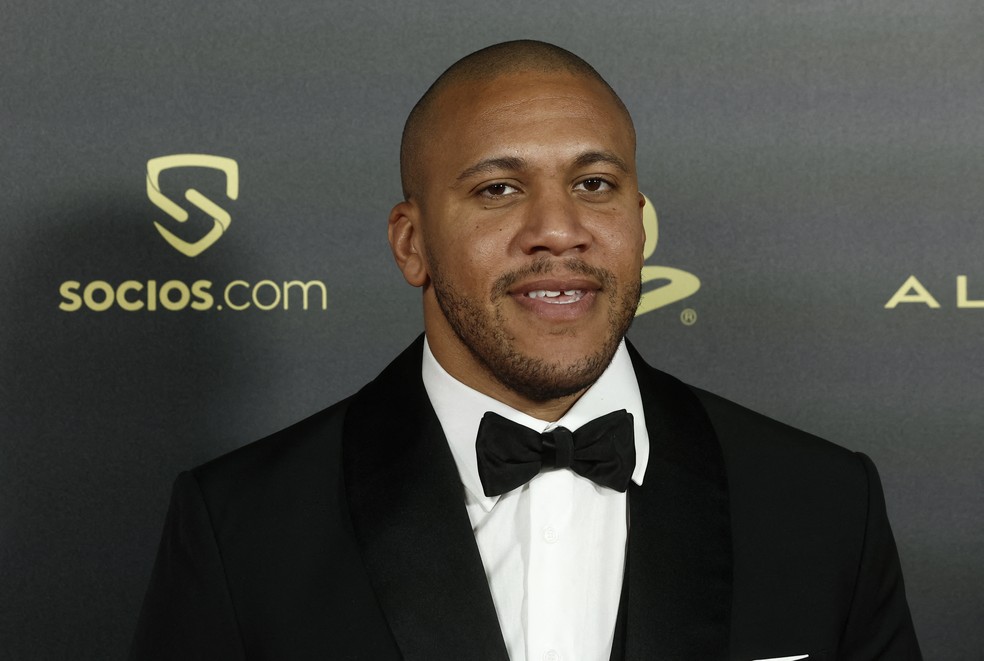 Lutador Cyril Gane, do UFC, na cerimônia da Bola de Ouro 2022 — Foto: REUTERS