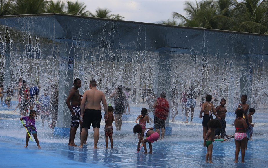 Adultos e crianças se refrescam nas quedas d'água do Parque Madureira