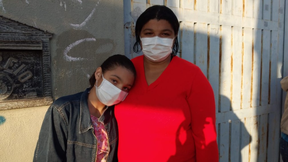 Marilene levou a filha Isabella para se vacinar em Betim, na Grande BH — Foto: Vagner Tolendato/TV Globo
