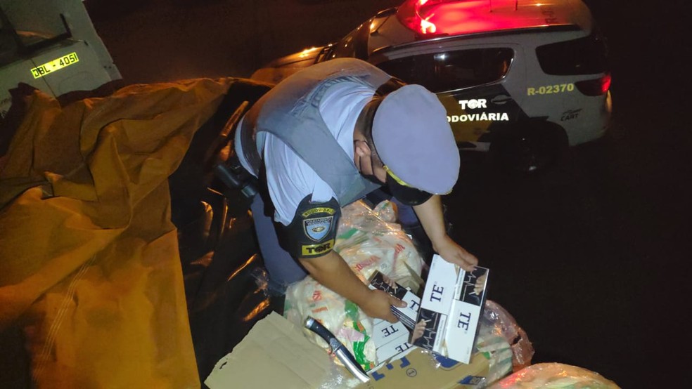 Polícia apreende cigarros sem nota fiscal escondidos em carga de farinha em Assis — Foto: Polícia Rodoviária/Divulgação
