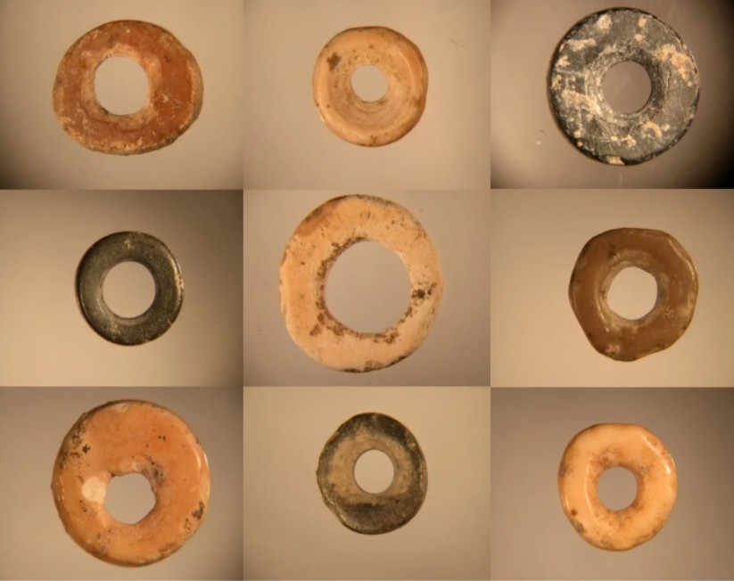 Imagens de microscópio digital de contas arqueológicas de casca de ovo de avestruz.  (Foto: Jennifer Miller/Max Planck Institute for the Science of Human History)