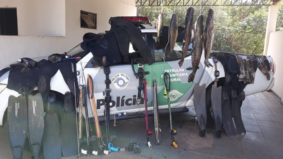 Polícia Ambiental apreendeu peixes e materiais usados para pesca subaquática — Foto: Polícia Ambiental