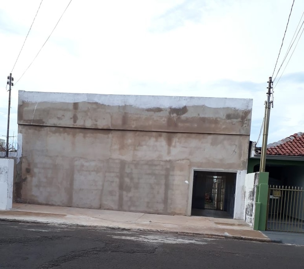 Situação atual do terreno onde ficava a casa antigoteira em Ituiutaba — Foto: g1