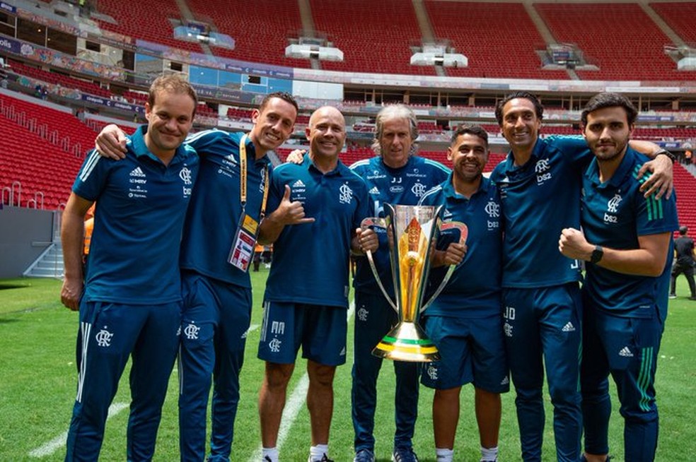 Jorge Jesus e comissão técnica com a taça da Supercopa do Brasil — Foto: Alexandre Vidal / GloboEsporte.com