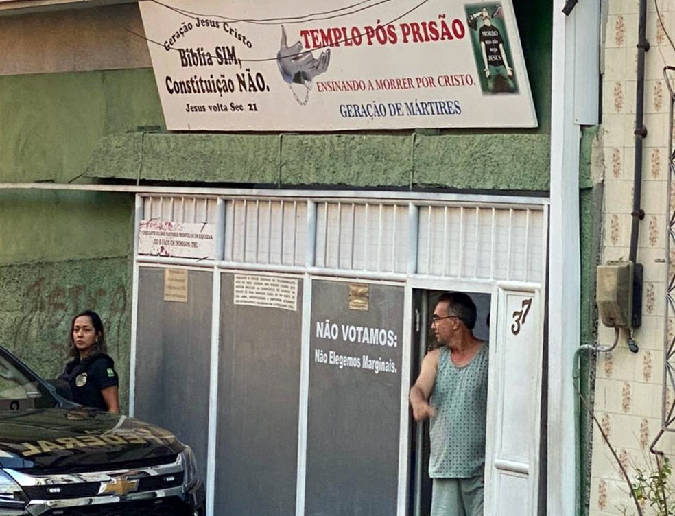 Tupirani da Hora abre a porta para agentes da PF, que foram cumprir mandados � Foto: Reprodu��o