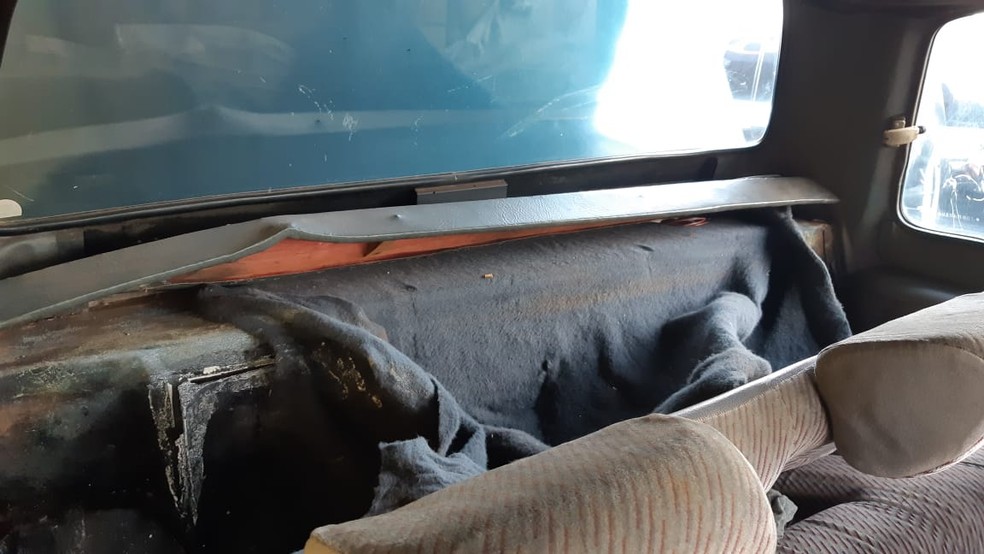Droga estava escondida entre o banco de trás e o porta-malas da caminhonete — Foto: Polícia Rodoviária Federal