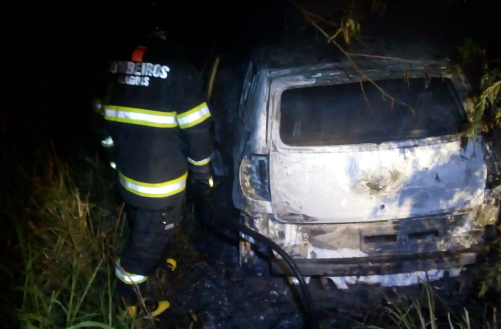 Bombeiros debelam incêndio em carro de passeio na AL-485, em Arapiraca — Foto: Corpo de Bombeiros/Divulgação