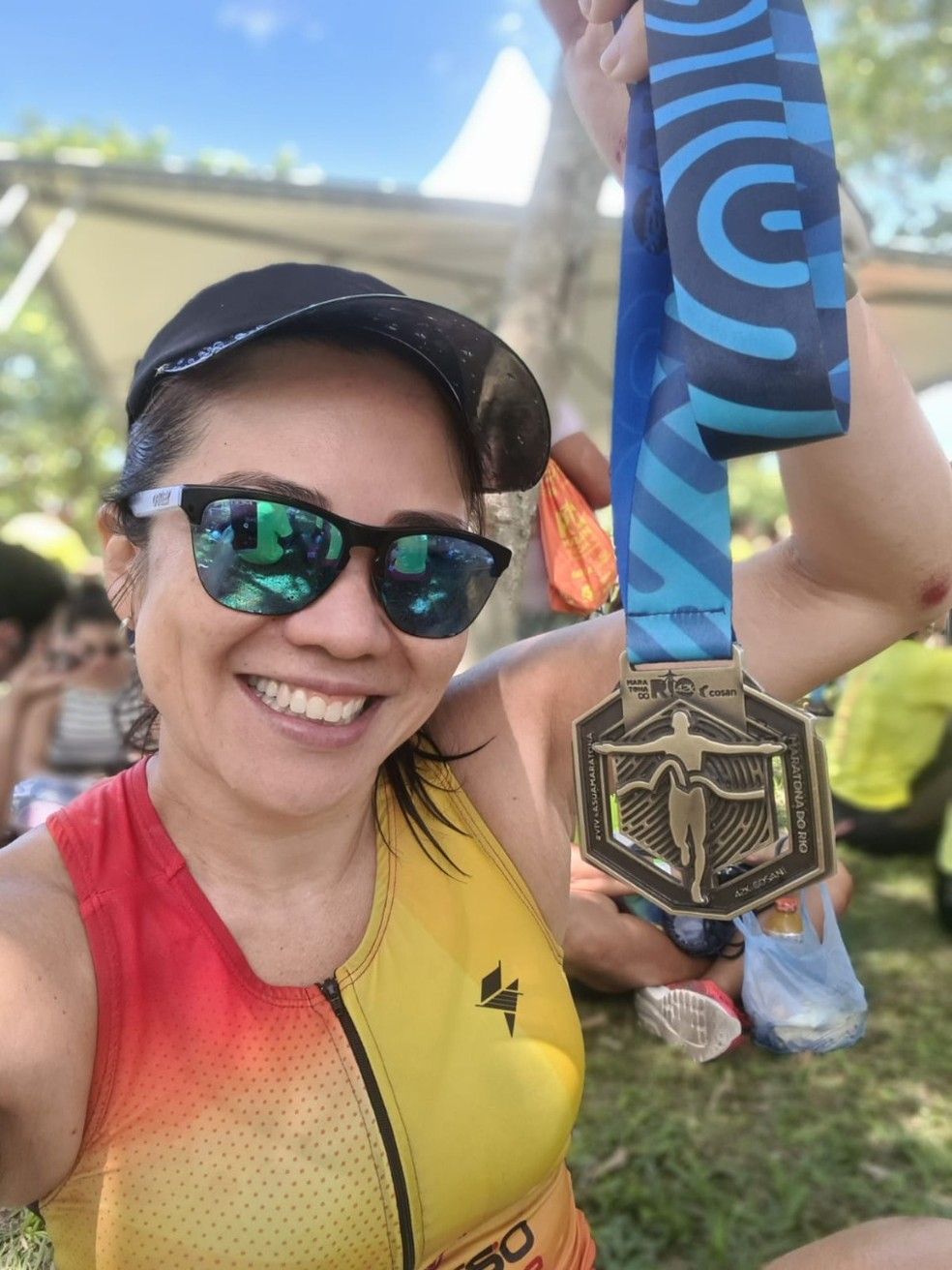 Neiba e sua medalha conquistada na maratona — Foto: Neiba Ota/Divulgação