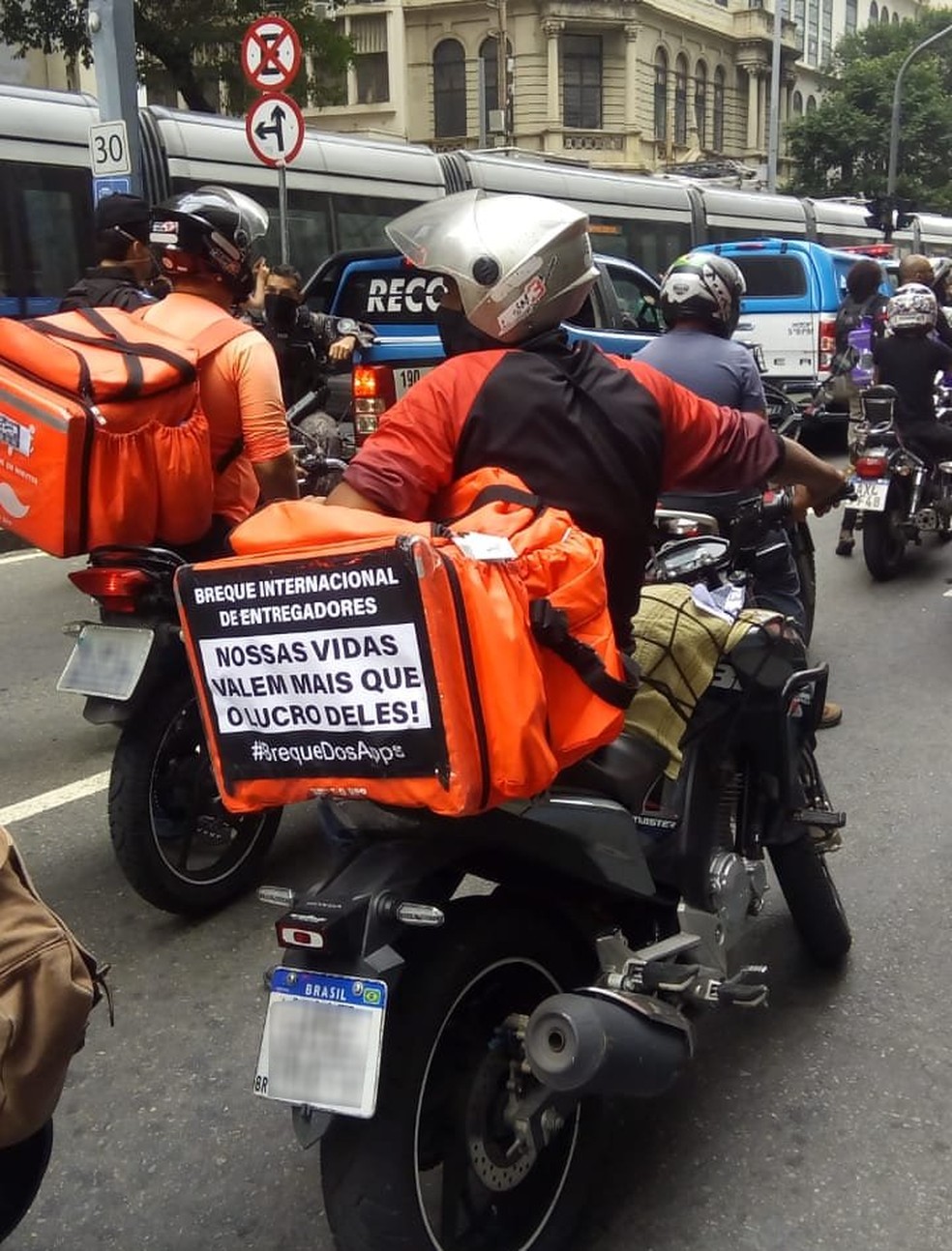 Motoboys e entregadores carregavam cartazes e faziam buzinaço na Avenida Presidente Vargas — Foto: Reprodução/Redes Sociais