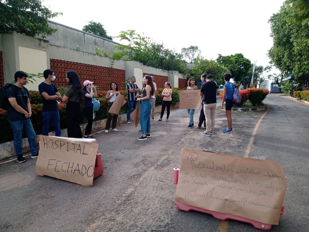 Estudantes realizam manifestação paga cobrar pagamento de bolsas — Foto: Rogério Júnior/g1