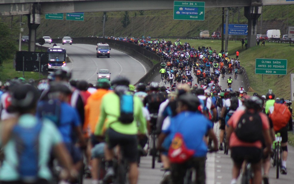 Cerca de 40 mil ciclistas participaram do primeiro 'Pedal Anchieta' neste domingo (2) â Foto: Luiz ClÃ¡udio Barbosa/Artigo19/EstadÃ£o ConteÃºdo