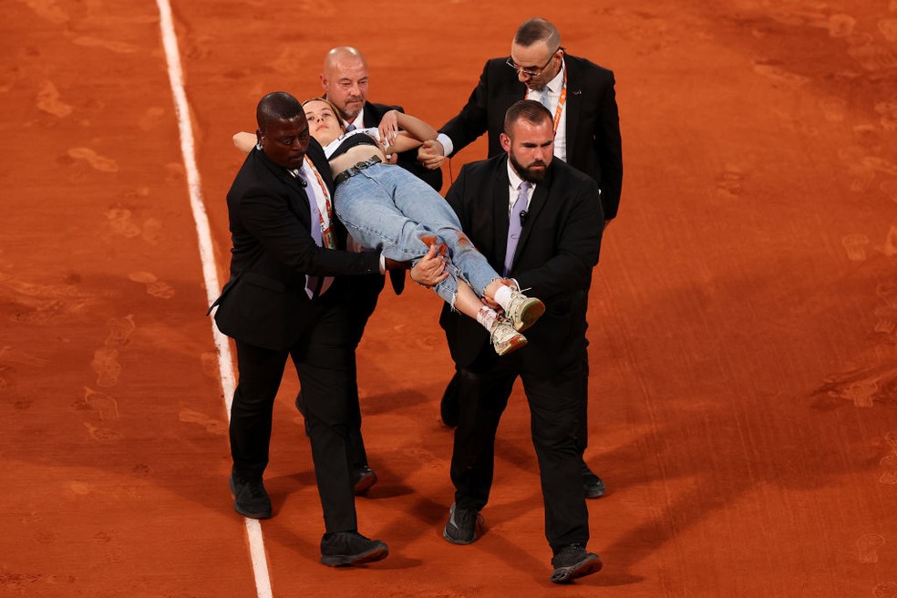 Protesto semifinal de Roland Garros tênis — Foto: Ryan Pierse/Getty Images